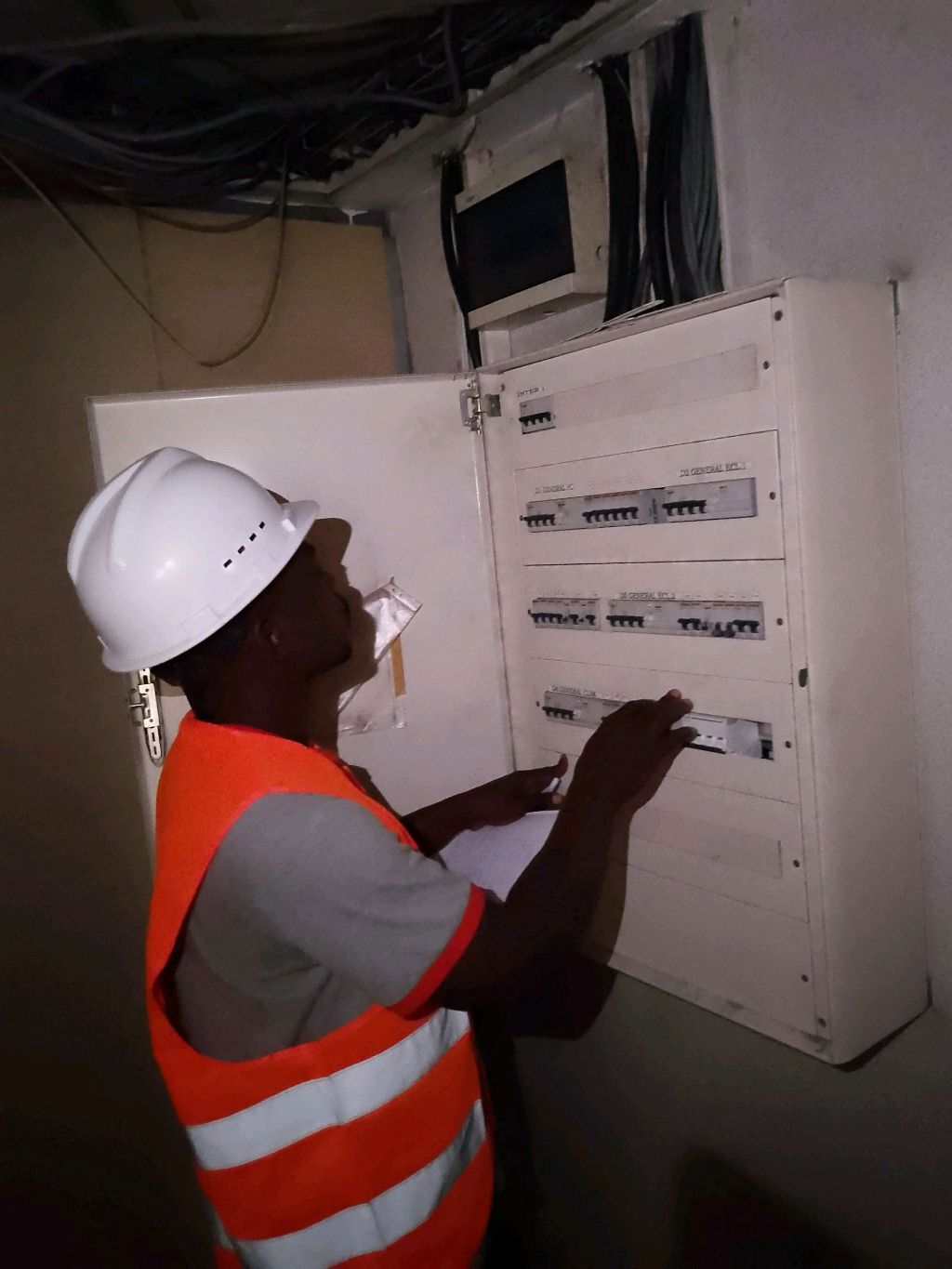 Technicien NIXA devant un tableau électrique