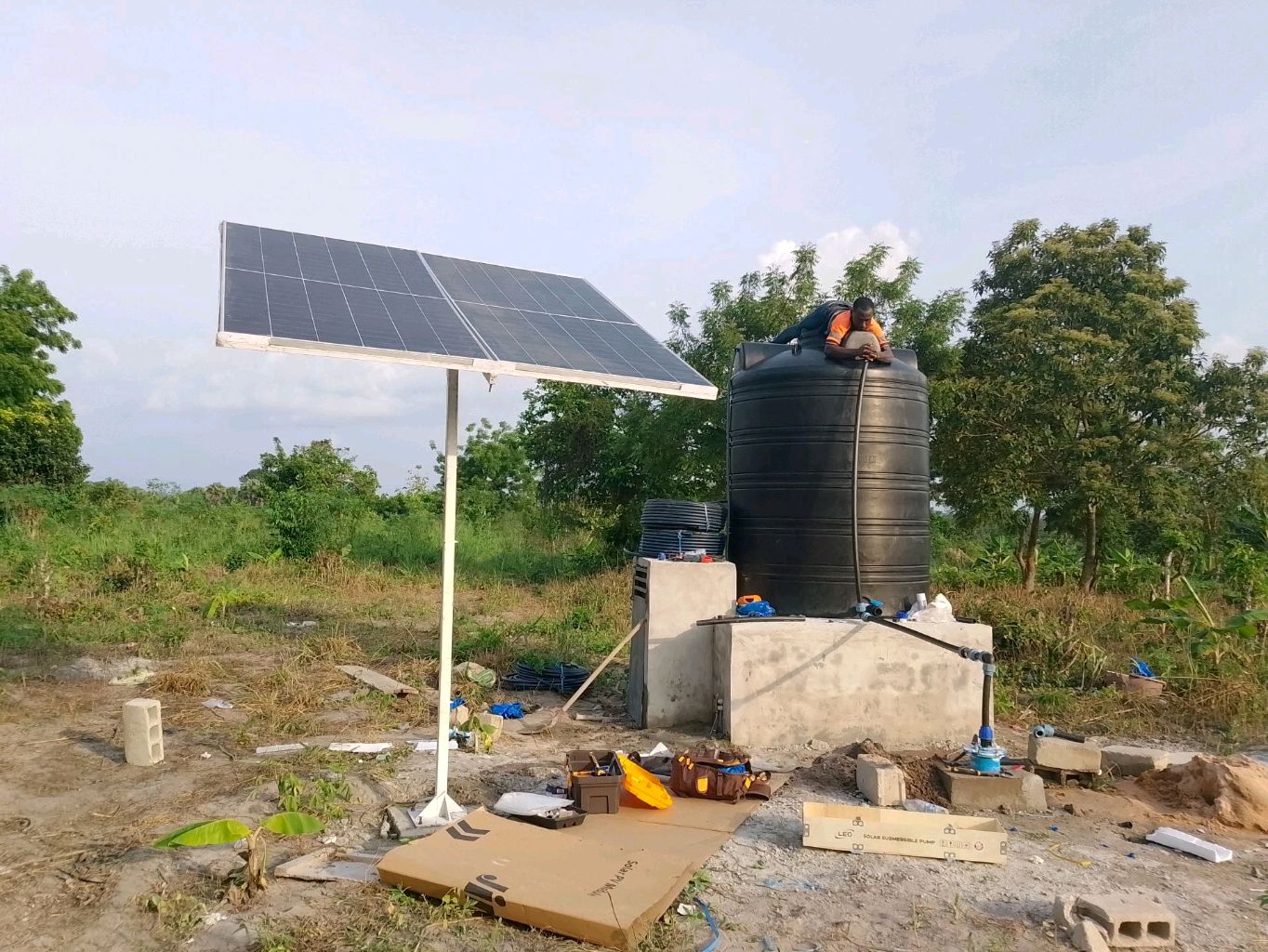 Installation d'un système de pompage solaire avec un grand réservoir d'eau noir
